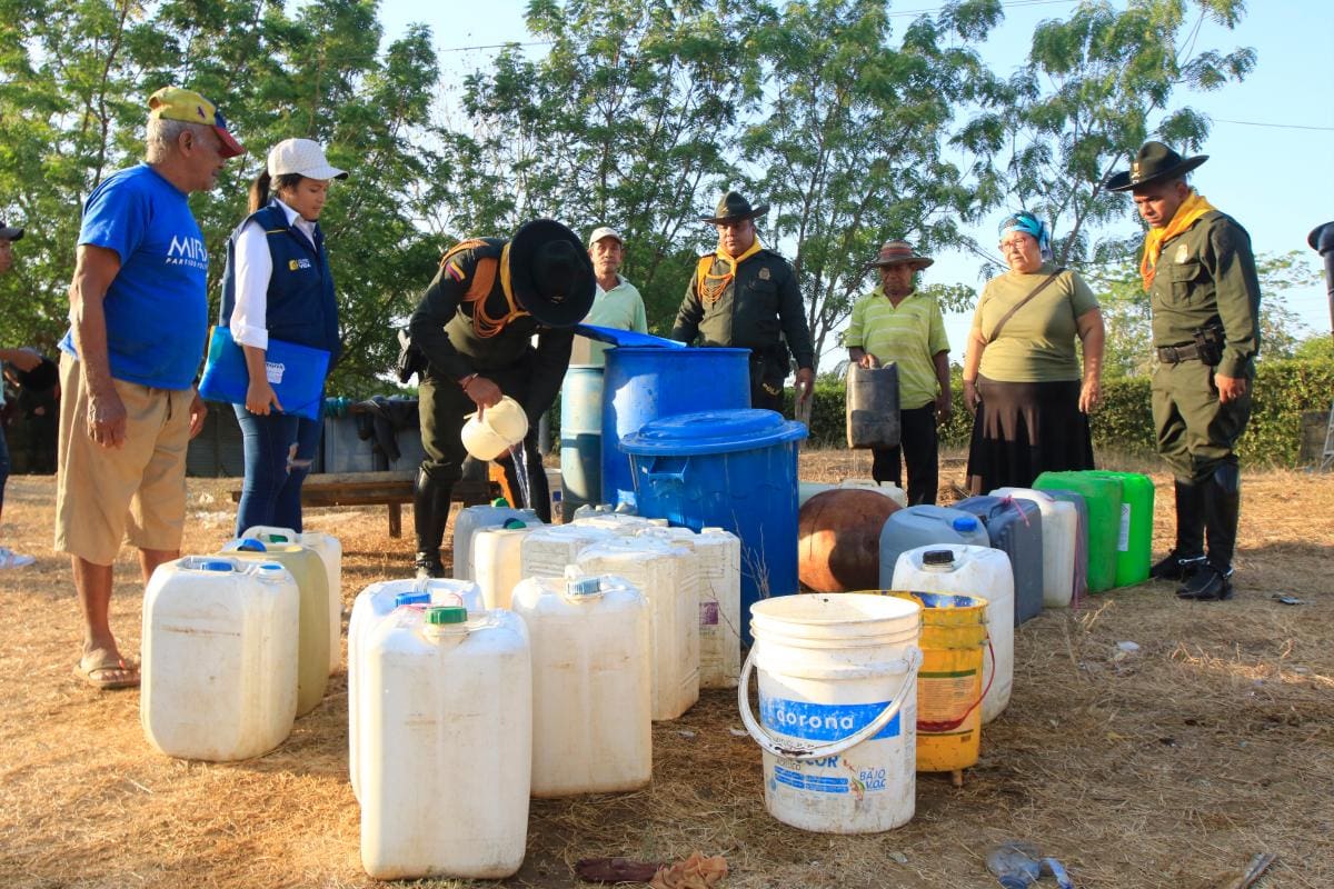 La Policía llevó agua a El Remanso, donde diariamente se lucha por subsistir