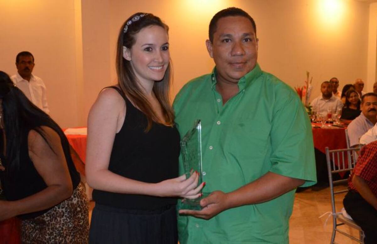 Manuel Santiago Pérez, recibiendo el Premio Alcaldía de Sincelejo, de manos de la gestora social de Sincelejo, Ana María Castañeda. EL UNIVERSAL