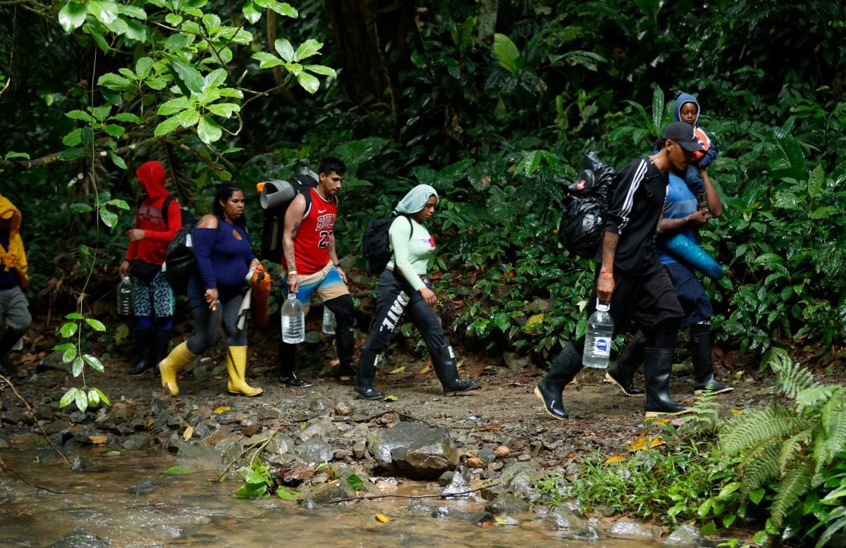 Migrantes caminan en el Tapón del Daríen (Colombia). //EFE