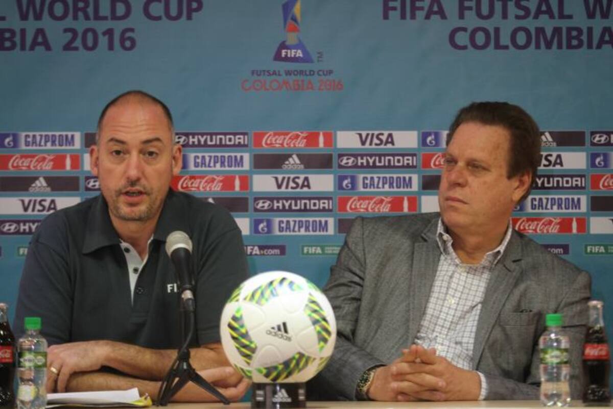 Jaime Yarza, director de eventos de Fifa y Ramón Jesurum, presidente de la Federación Colombiana de Fútbol. COLPRENSA