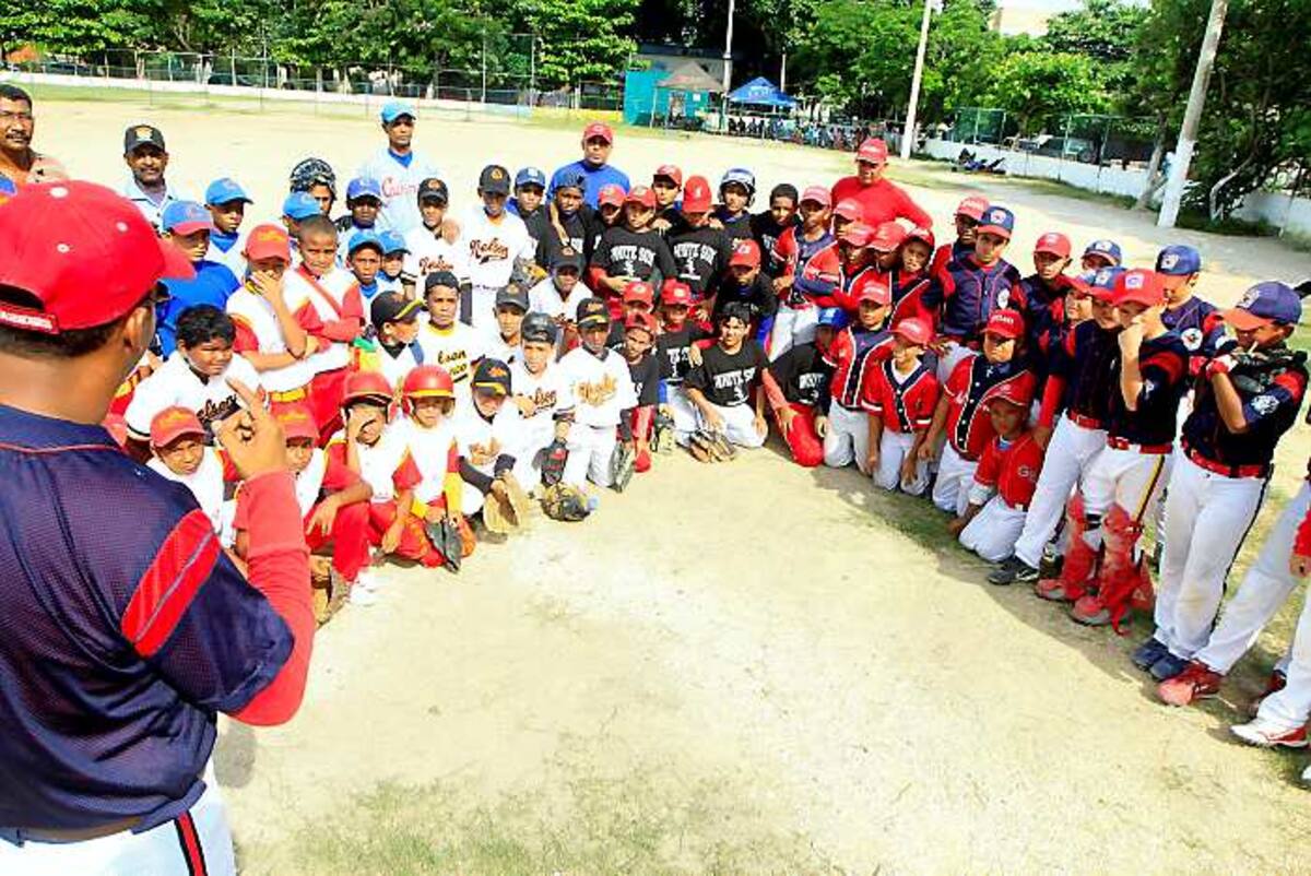 Peloteritos de los equipos Espoana, Pequeñas Ligas del Norte, Cartagena, Delfines, Escuela Nelson Blanco, entre otros, se concentraron en la cancha de sóftbol del barrio Crespo para dar lo mejor de su talento en el béisbol menor. Julio Castaño-El Universal