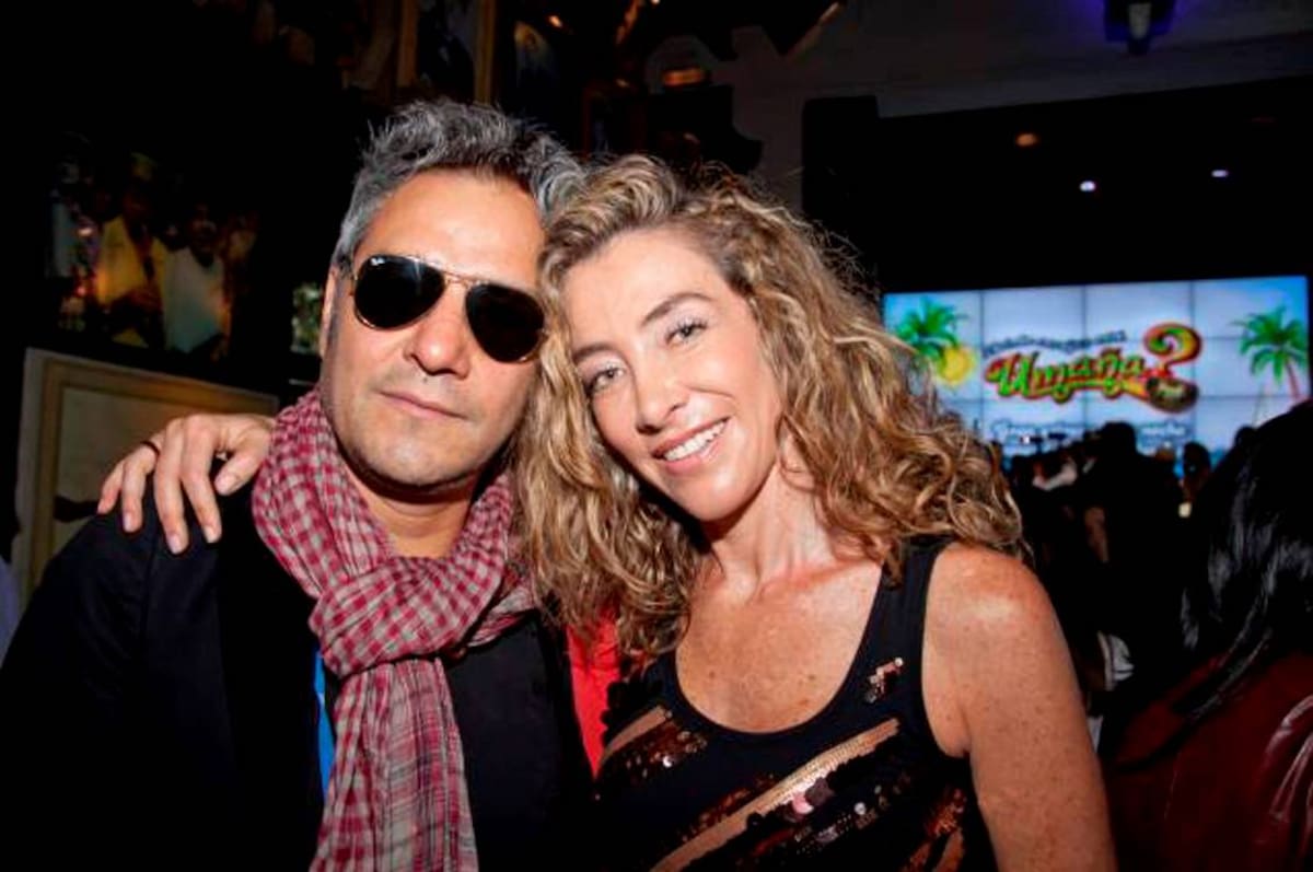 El director de la novela, Luis Orjuela y Marcela Carvajal. Cortesía Caracol