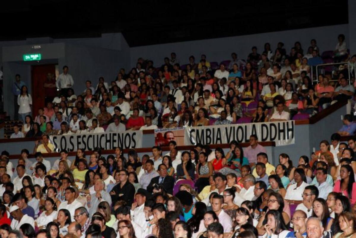 Una pancarta con el mensaje “S. O. S. escúchenos Colombia viola D.D.H.H.”, fue abierta en medio de público durante la apertura del evento. Foto: Óscar Díaz Acosta
