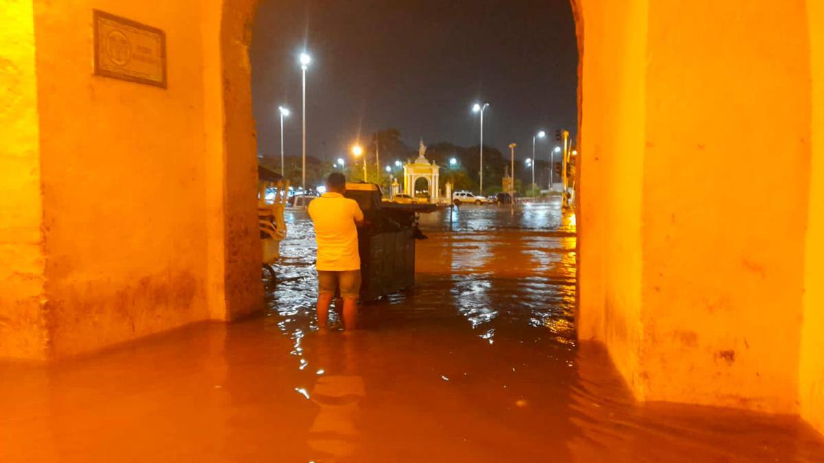 Sumergido bajo el agua quedó el emblemático Centro Histórico de Cartagena.