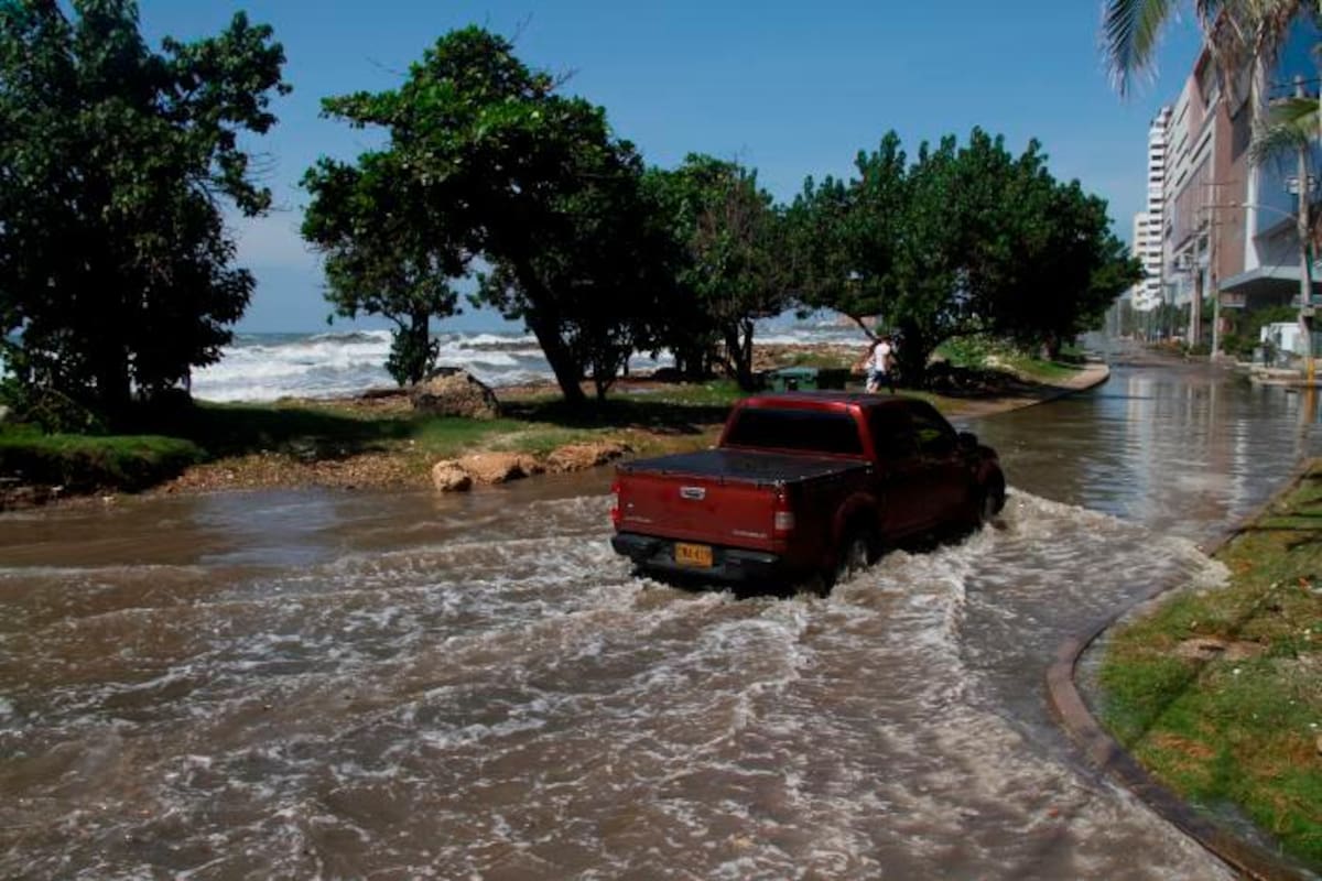VIDEO: tráfico en Bocagrande colapsa por inundaciones