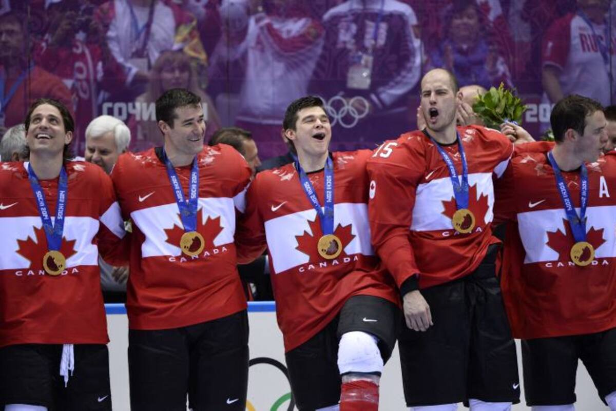Miembros del equipo de hockey masculino de Canadá con las medallas olímpics. AFP JONATHAN NACKSTRAND