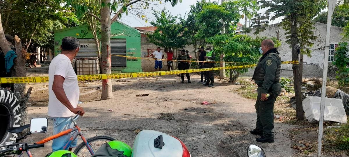 Doble homicidio perpetrado por sicarios en moto en Huellas de Alberto Uribe.