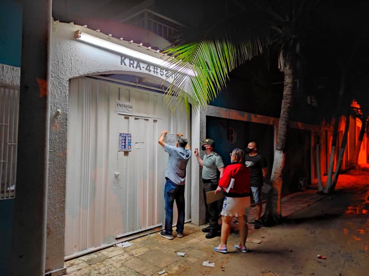 En hotel Nápoles en La Boquilla fueron hallados 60 rumberos, sin ninguna medida de bioseguridad. Foto/ Cortesía.