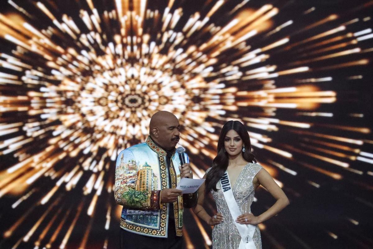 El presentador Steve Harvey y Harnaaz Sandhu.