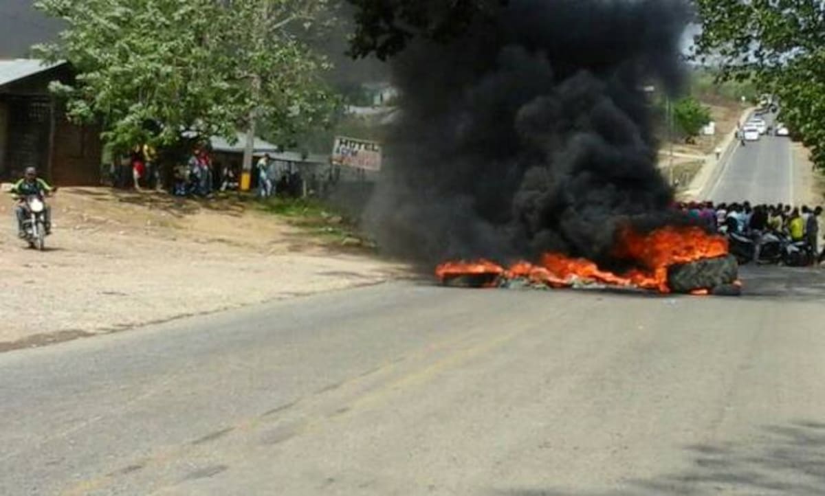 Durante la mañana los manifestantes quemaron llantas en la Troncal de Occidente. CORTESÍA