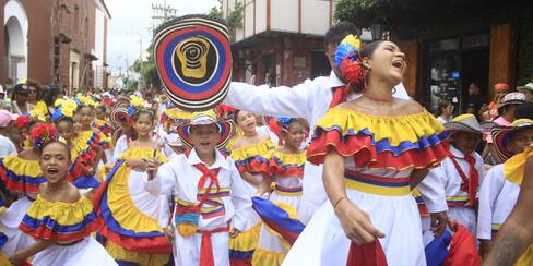 Galería: magia y color en el cabildo de la Escuela Normal en el centro