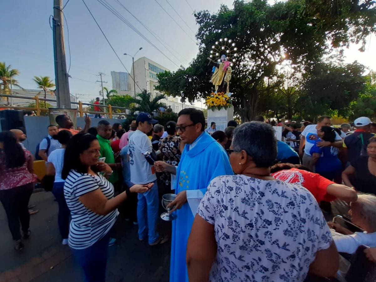Las procesiones en distintos barrios de la ciudad comenzaron desde temprano. FOTO: LUIS HERRÁN.