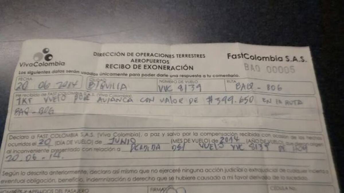 Uno de los pasajeros que ayer no pudo viajas desde Bogotá a Barranquilla, denunció que hace tres días también lo bajaron del avión porque este ya estaba lleno. Como compensación le dieron un tiquete en otra aerolínea. Cortesía