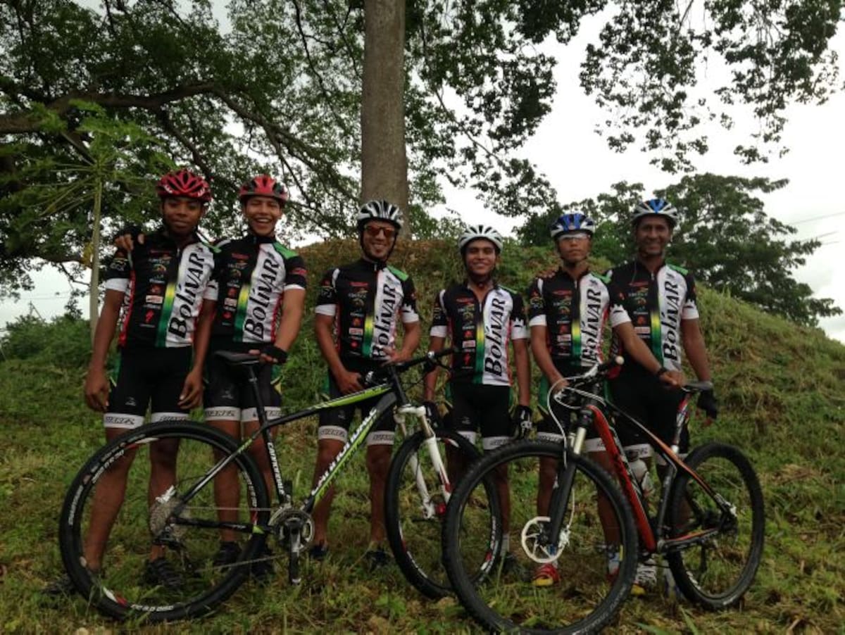 Jhean Carlos Pérez, Carlos Altamar, Dysarlis Arnedo, Juan Camilo Pajoy y Esteban Torres, deportistas; Dairo Ramirez,director de la comisión de Ciclomontañismo de Bolívar. CORTESÍA