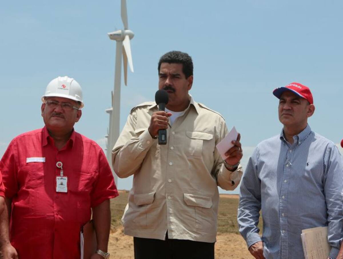 Nicolás Maduro recibió la escultura con la cara de Hugo Chávez. AFP