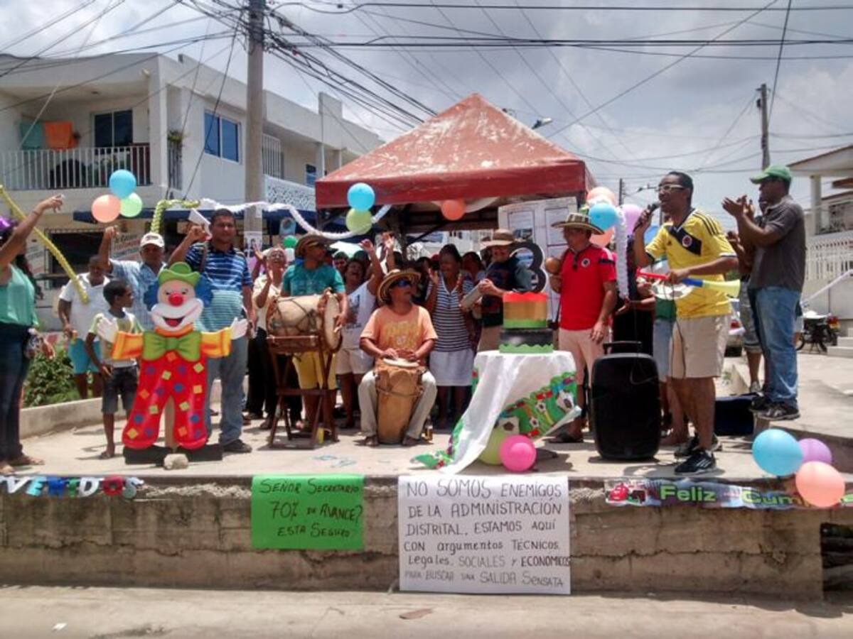 Los habitantes del barrio El Socorro celebran el tercer cumpleaños del puente que está sin terminar. Foto: Cortesía