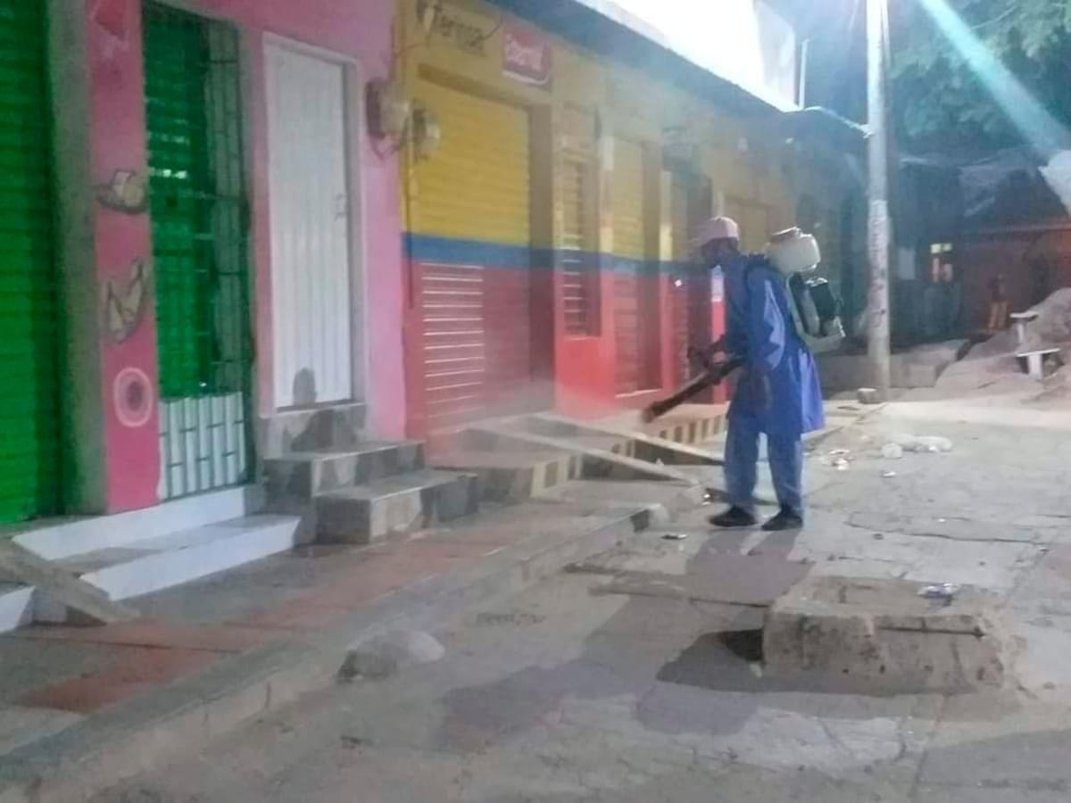 En Zambrano las jornadas de fumigación pueden extenderse hasta las horas la noche.