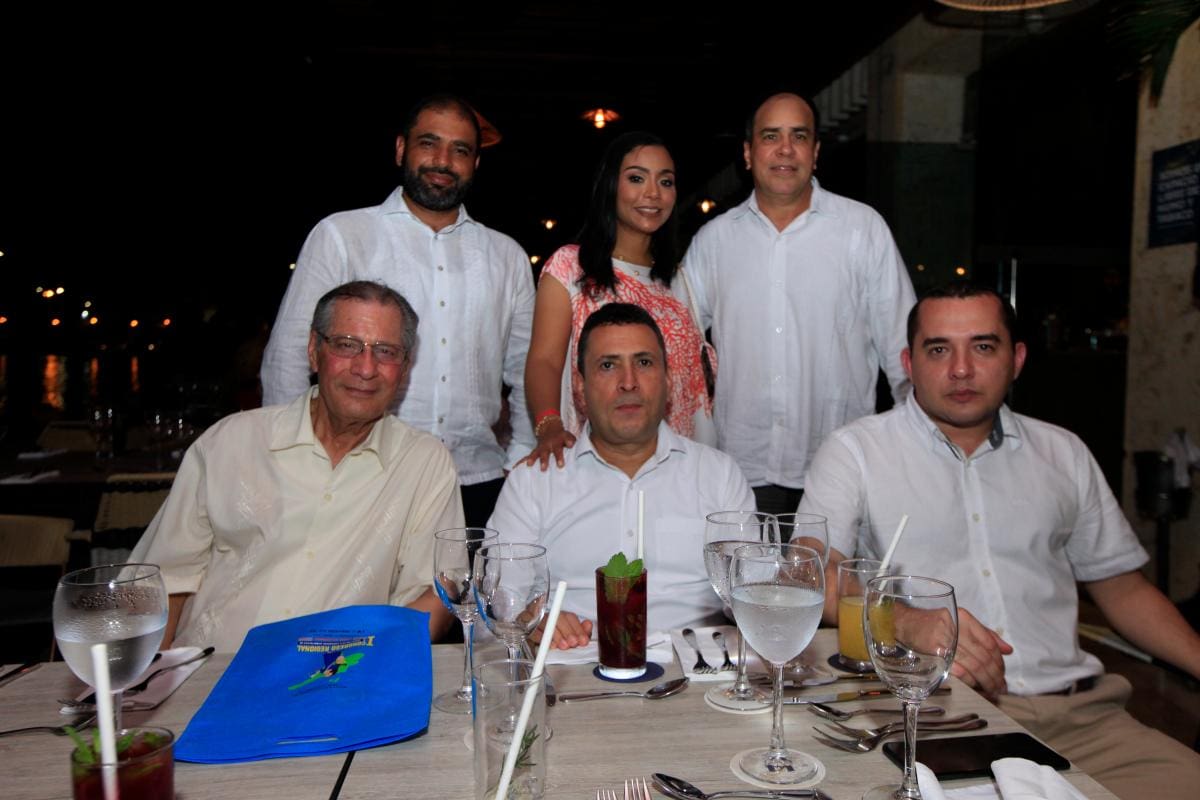 Abraham Chadid, Lilia Álvarez y Oscar Castañeda. Sentados. Rafael Lafont, Édgar Vásquez y José Luis Otero.