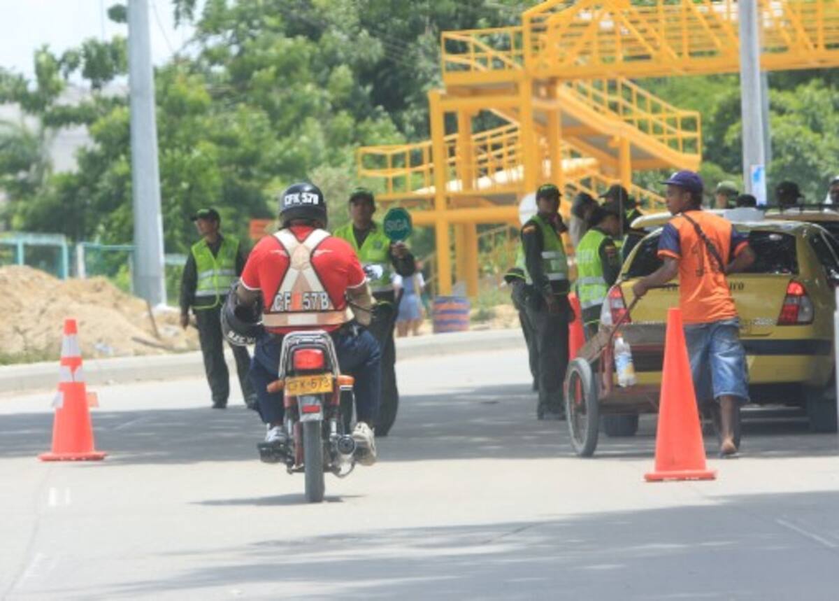 El Sindicato de Conductores de Taxis de Cartagena pide a la Policía intensificar los controles nocturnos en las vías de la ciudad para evitar he-chos como el asesinato reciente de un taxista en la Carretera La Cordialidad. ARCHIVO