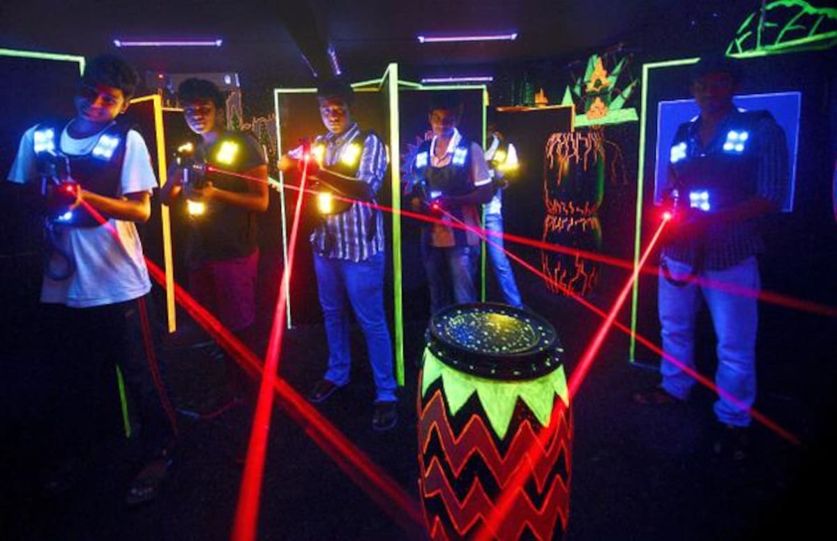 Laser Tag. Este es un juego en donde dos o más equipos se enfrentan para cumplir con diferentes objetivos.