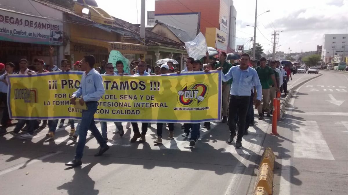 En la marcha participan cerca de mil personas entre estudiantes y trabajadores del Sena. Julio Castaño-El Universal