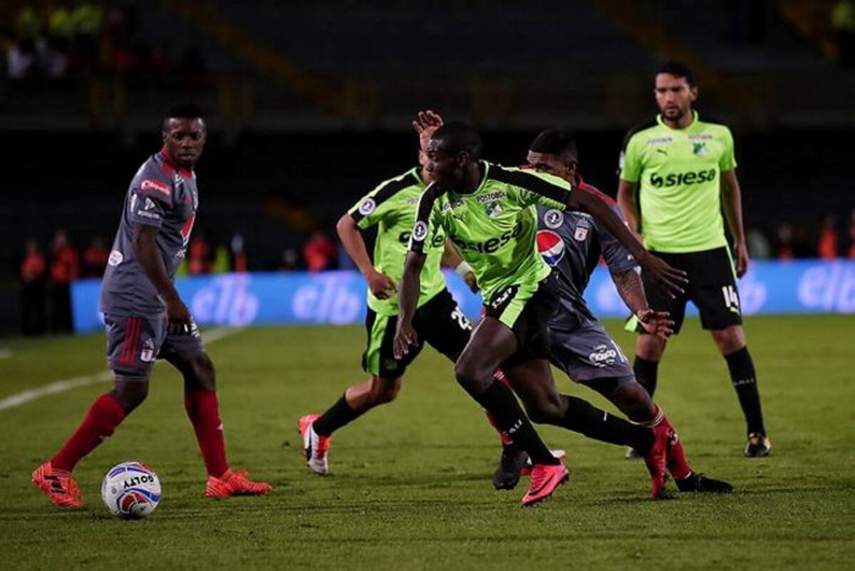 Con goles de Carmelo Valencia y Cristian Dájome, así como dos expulsados por equipo, el América venció al Deportivo Cali. Colprensa.