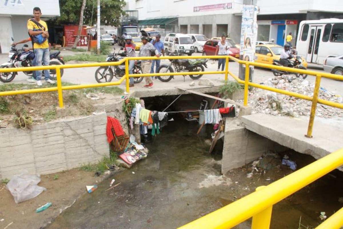 Bajo este puente viven Juliana y Juan David. CLAUDIA FORTICH