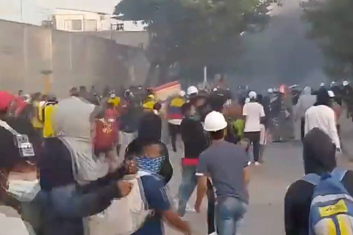 Manifestantes lanzaron bombas contra la Escuela de Policía Antonio Nariño en Barranquilla