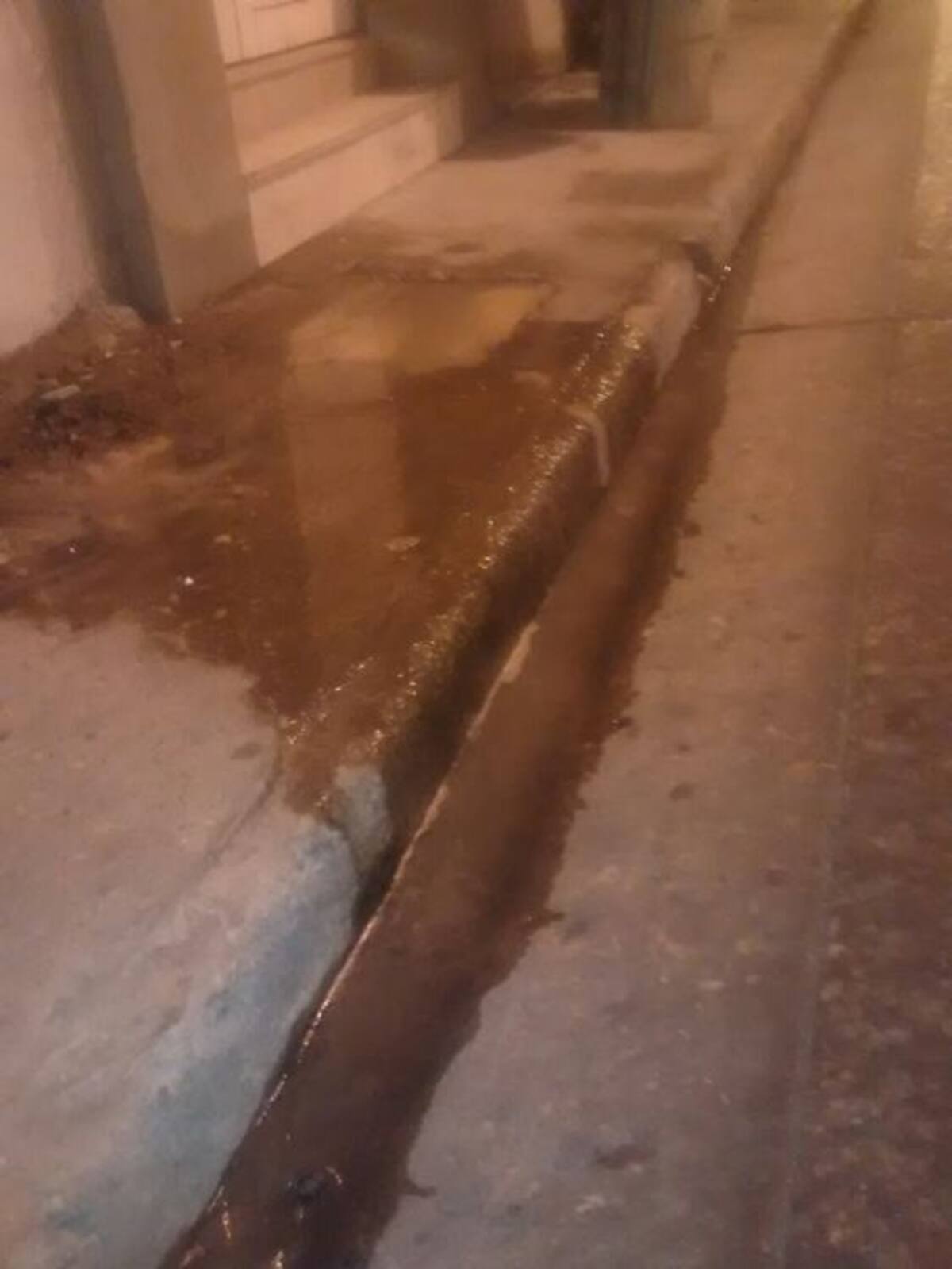 El agua sale del registro de alcantarilla de una vivienda en el Centro Histórico. Foto: Cortesía