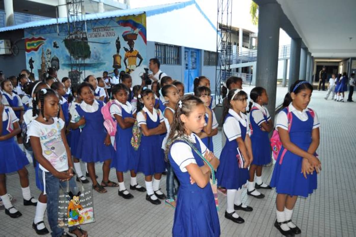 El alcalde Campo Elías Terán y la secretaria de Educa-ción, Rosario Ricardo, gestionarán recursos para aliviar el déficit que arrastra el sector educativo de Cartagena. cortesia