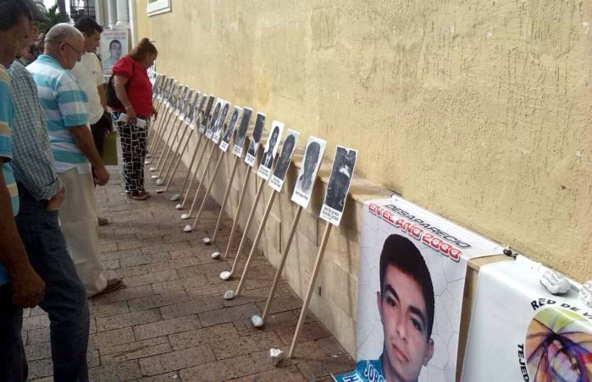 Los miembros de la Red de Víctimas Tejedoras de la Memoria colocaron fotos de sus familiares desaparecidos para llamar la atención sobre la verdad de lo que pasó con ellos. Edith Quiroz - El Universal