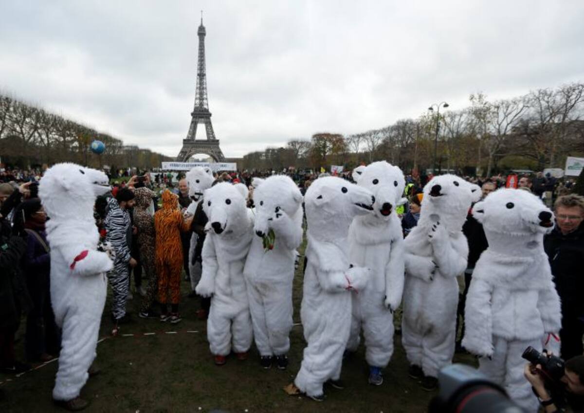 Activistas disfrazados de osos blancos hacen una demostración cerca de la Torre Eiffel, en París, durante la COP21, la Conferencia sobre Cambio Climático de las Naciones Unidas. AP