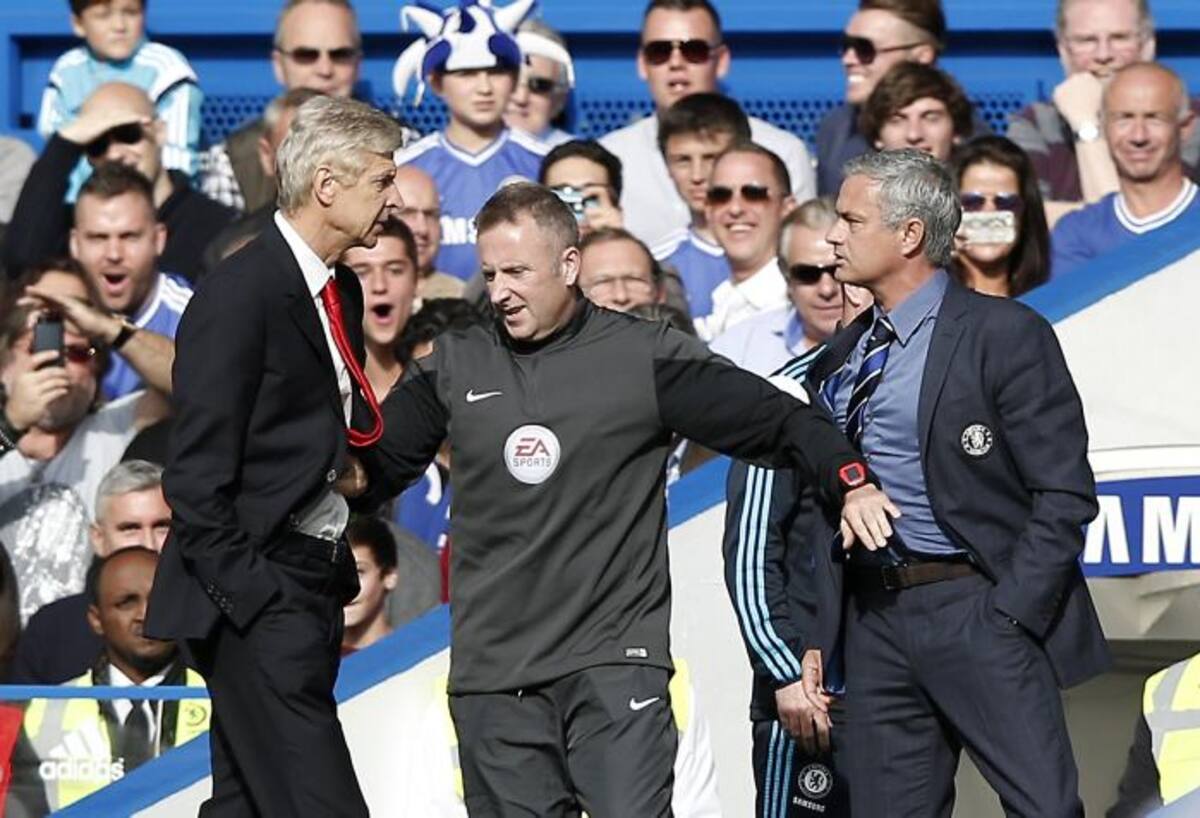 Wenger y Mourinho se empujaron durante el partido de Chelsea y Arsenal. AFP ADRIAN DENNIS