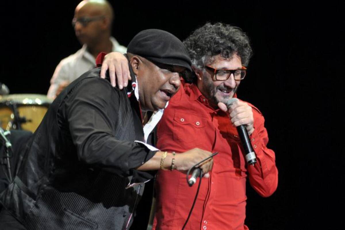El vocalista de Los Van Van y al cantautor argentino Fito Páez. AFP