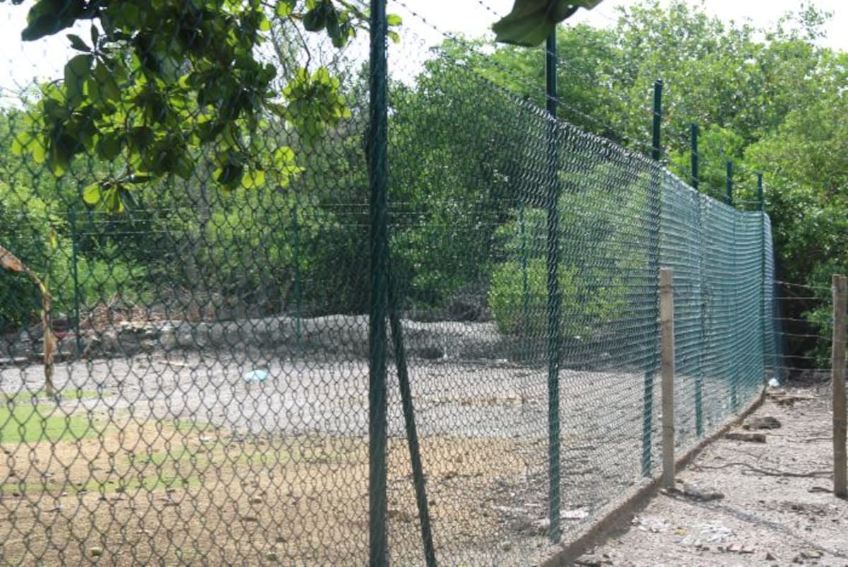 Encerramiento hecho por particulares de un lote al final del callejón Dandi de Manga, que es reclamado por Edurbe y el Distrito. El Universal