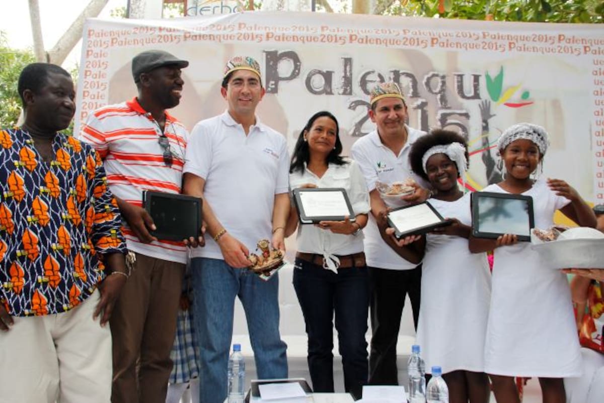 El ministro de las Tic y el gobernador de Bolívar hicieron la entrega de las 900 tabletas en una escuela de Palenque. LUIS C. PRADO - EL UNIVERSAL