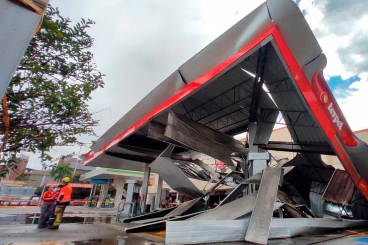 Lluvias tumbaron el techo de una estación de servicio en Guayabal