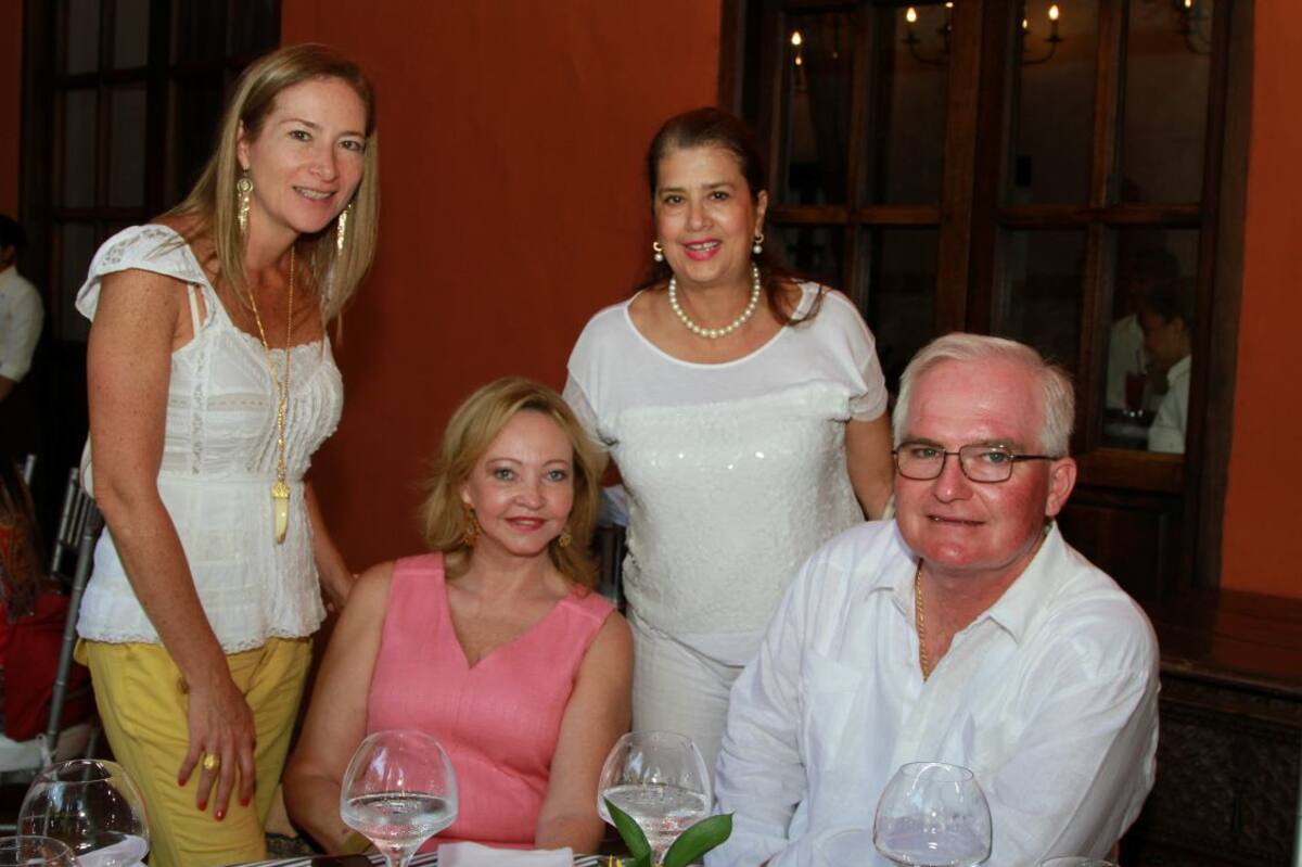 De pie: Iliana Fernández, y Gina Benedetti de Vélez; sentados: Janeth Támara y John Mahony.