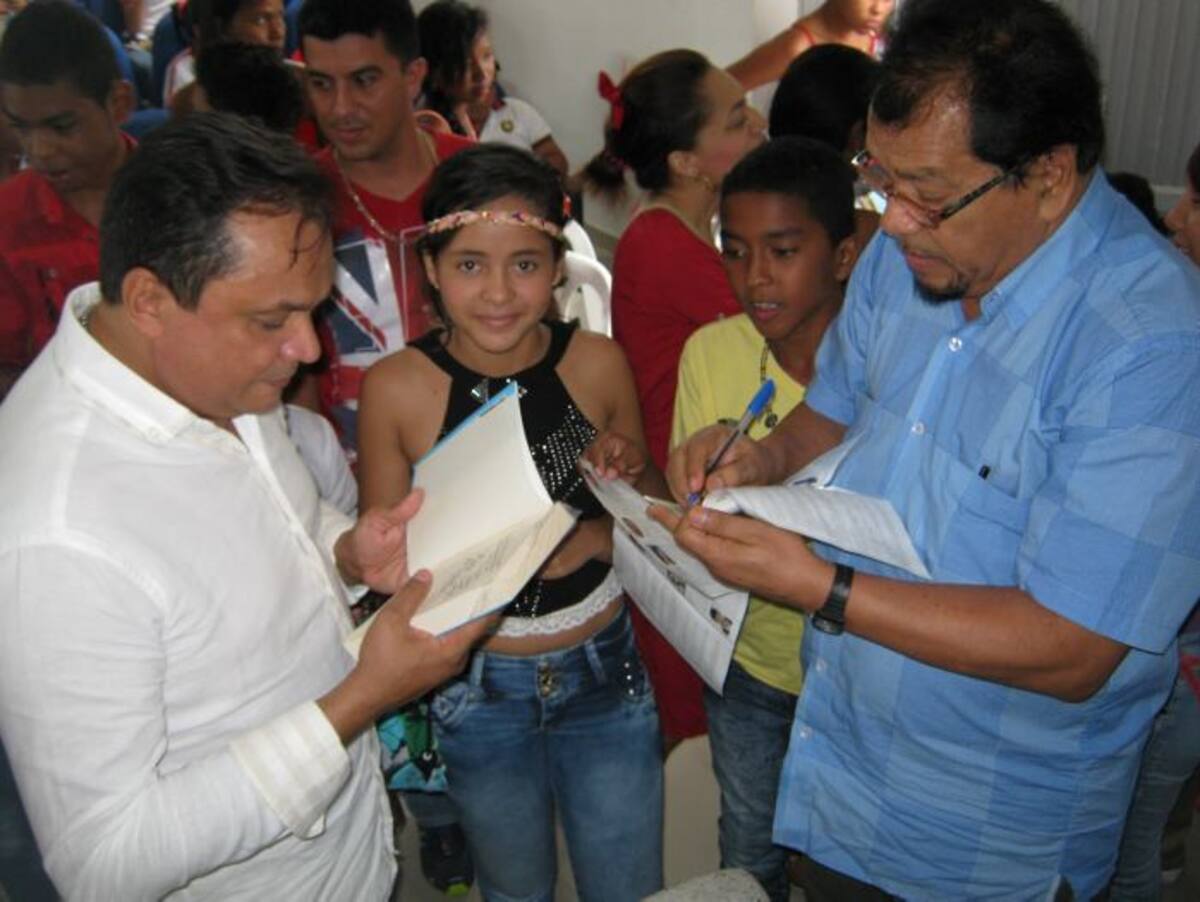 El escritor José Luis Garcés firma autógrafos a los asistentes al Festival de San Antero.
