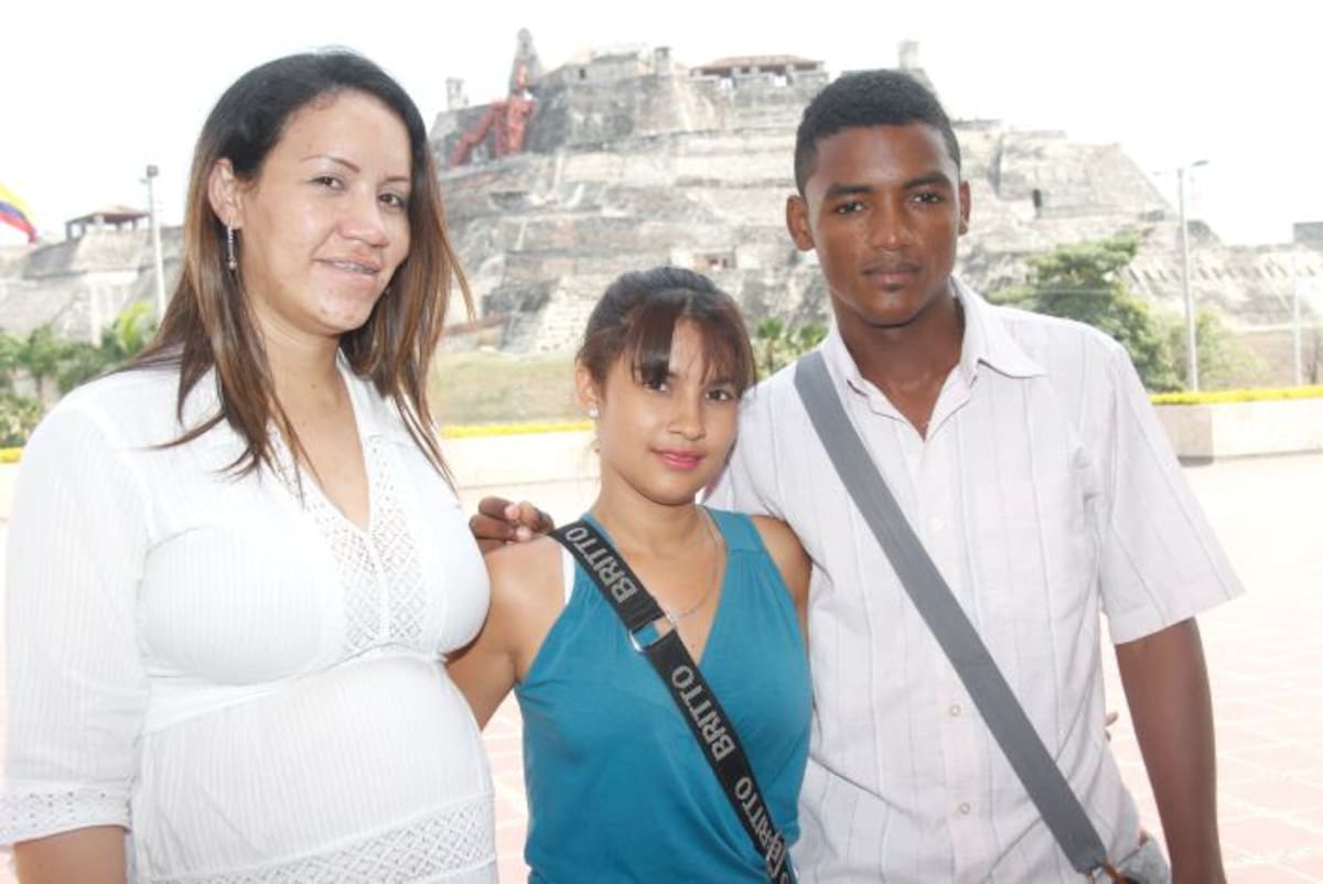 Cassandra Protzkar, coordinadora del progrema Hacia el Empleo de Children International; Vanessa Quiroz y Ángelo Muñoz, estudiantes becados. Aroldo Mestre - El Universal