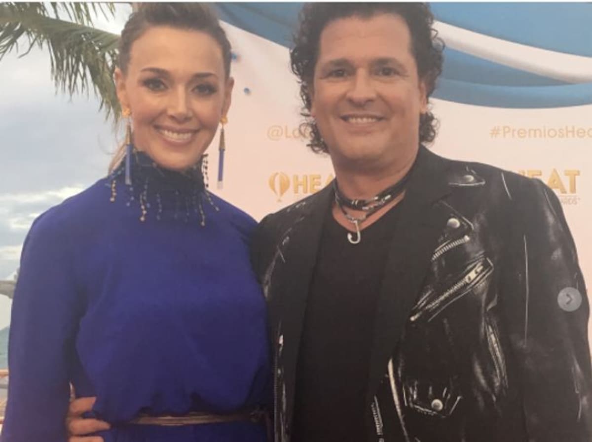 Carlos Vives y su esposa.