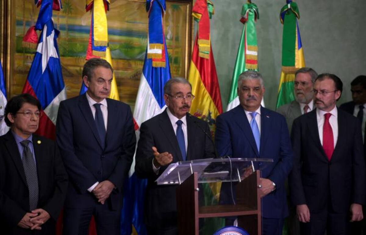 El presidente dominicano, Danilo Medina, el canciller dominicano, Miguel Vargas, y el canciller de México, Luis Videgaray. EFE Orlando Barría