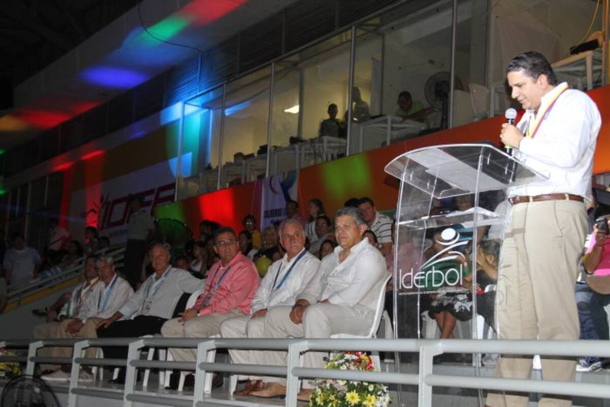 Juan Carlos Gossaín, gobernador de Bolívar, fue el encargado de declarar inaugurado el Mundial Juvenil de Hockey. Zenia Valdelamar/El Universal
