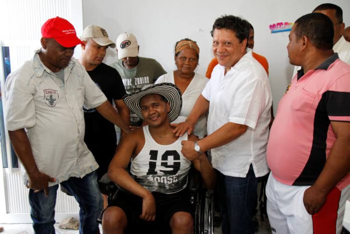 José Carmona con Rodrigo Bermúdez, quien le donó una silla de ruedas y un caminador. Antes le había acondicionado la habitación y un baño. Luis Eduardo Herrán-El Universal