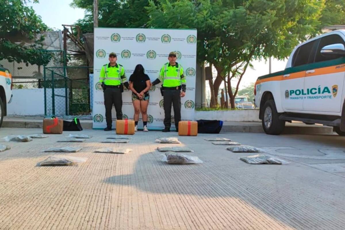 Video: Mujer viajaba con maleta llena de drogas; la descubren y capturan