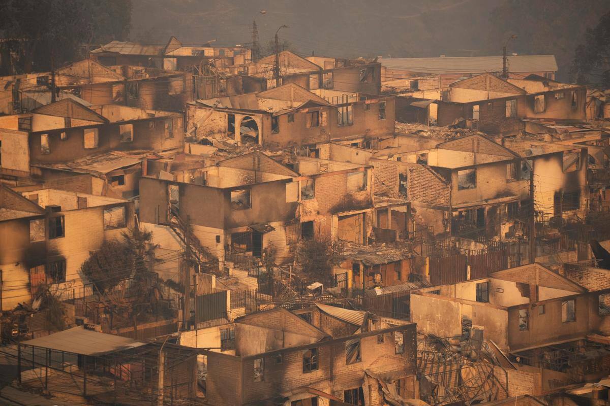 Autoridades dan por controlados los mortales incendios en Chile