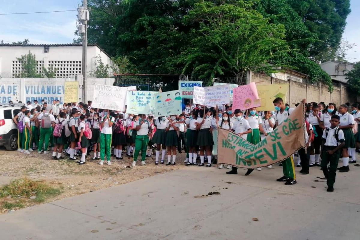 Video: Estudiantes de Villanueva protestan porque su colegio “se cae”