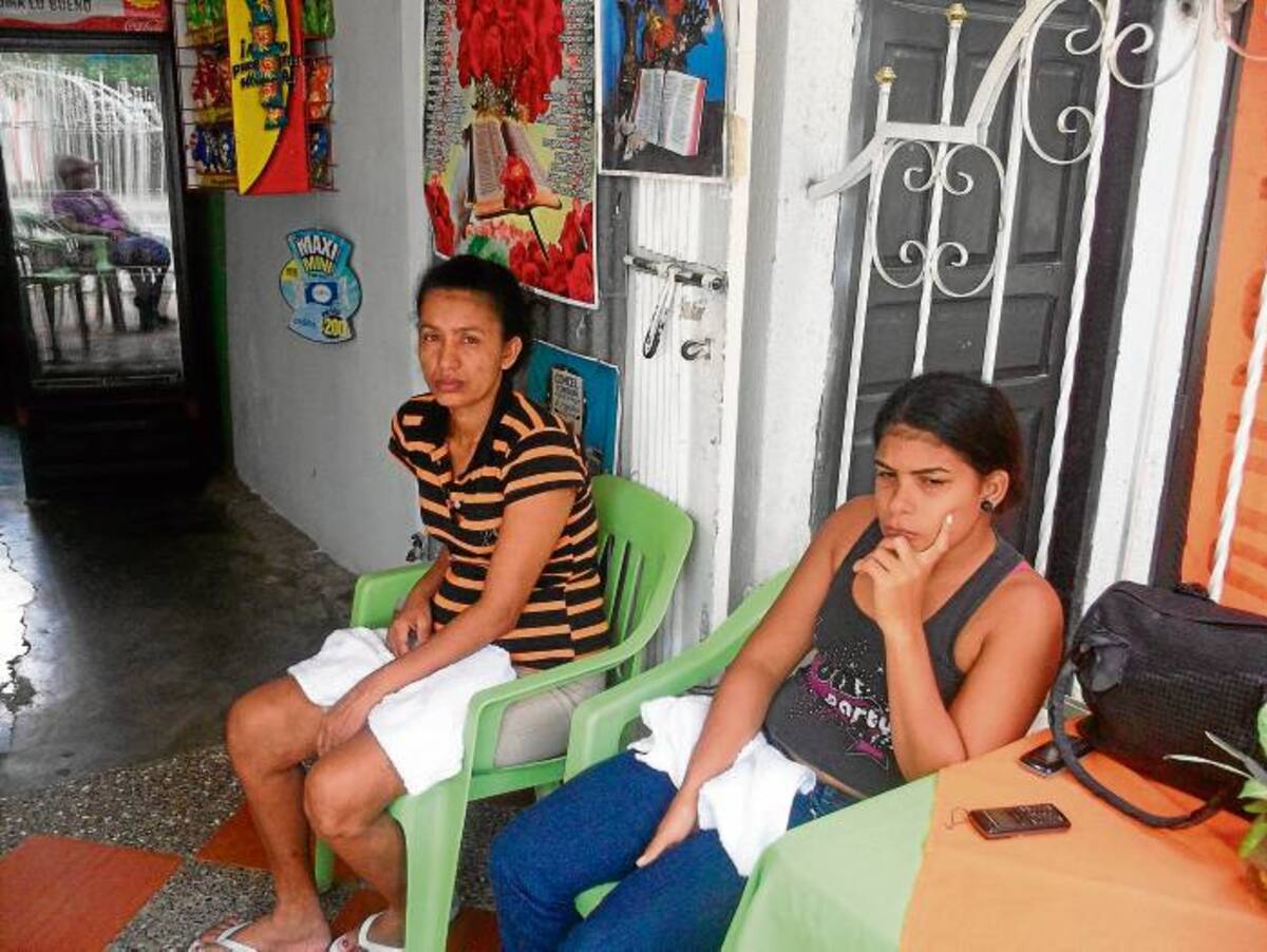 Ennis Herrera, esposa del fallecido (izquierda) con los familiares del hombre que murió después de estar hospitalizado en Montería.