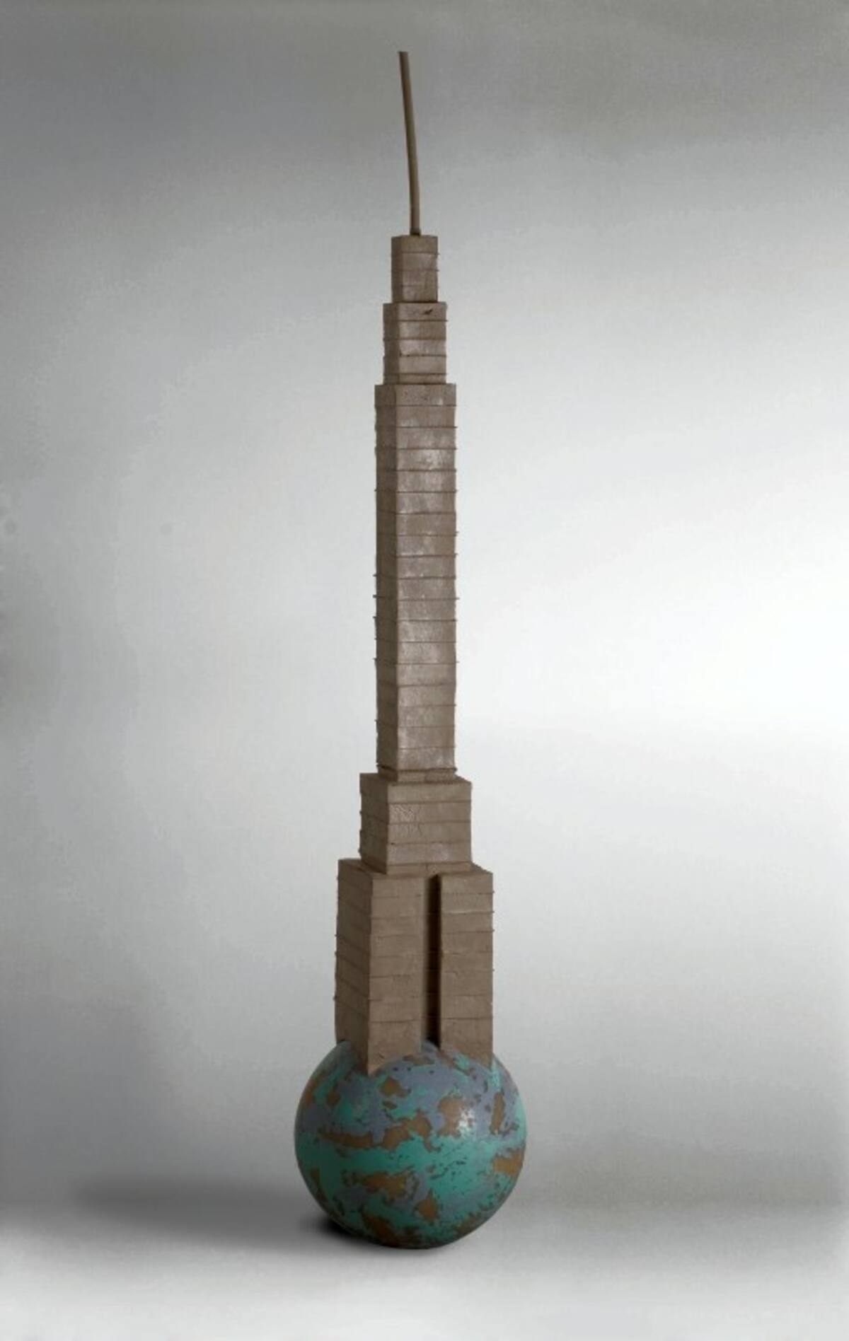 “Torre Latino” de Damián Ortega hace parte de la exposición “Zoom Latinoamericano” que se presentará en el Museo Nacional a partir del 24 de