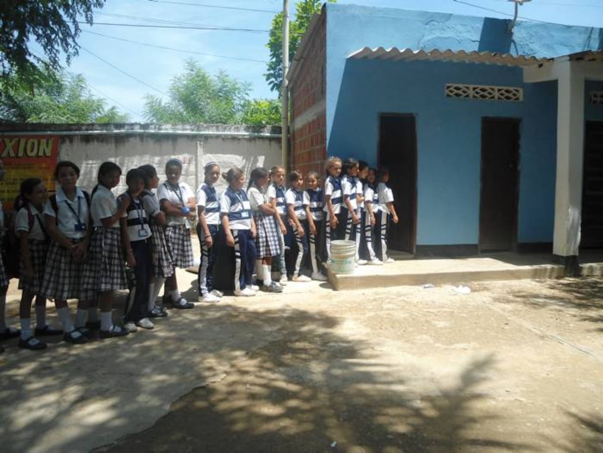 En el descanso los estudiantes hacen colas enormes para utilizar el baño de los profesores. CORTESÍA